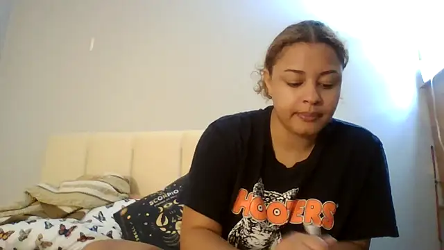 Snapshot of madzbailey chatting on June 6, 1:43 am madzbailey online show from June 6, 1:43 am