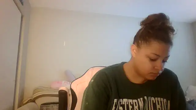 Snapshot of madzbailey chatting on June 11, 2:15 pm madzbailey online show from June 11, 2:15 pm