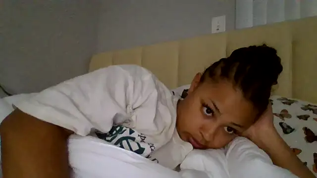 Snapshot of madzbailey chatting on June 29, 12:28 am madzbailey online show from June 29, 12:28 am