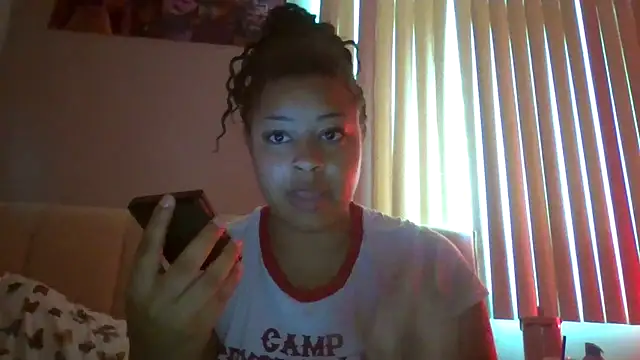 Snapshot of madzbailey chatting on July 2, 1:17 pm madzbailey online show from July 2, 1:17 pm