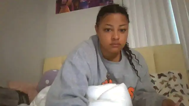 Snapshot of madzbailey chatting on July 5, 12:56 pm madzbailey online show from July 5, 12:56 pm