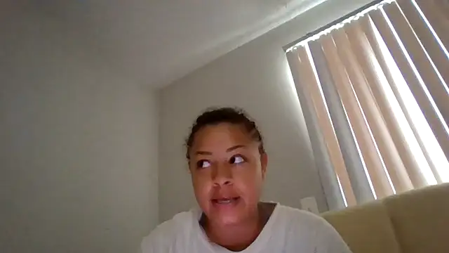 Snapshot of madzbailey chatting on July 24, 1:42 pm madzbailey online show from July 24, 1:42 pm