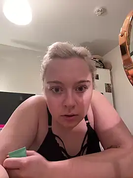 Snapshot of PiaLovee chatting on April 4, 7:11 pm PiaLovee online show from April 4, 7:11 pm