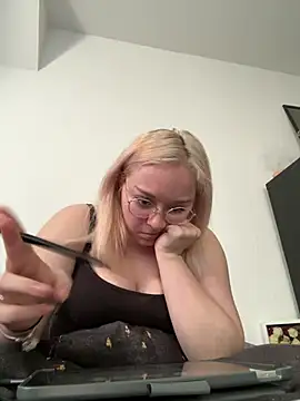 Snapshot of PiaLovee chatting on April 6, 3:24 pm PiaLovee online show from April 6, 3:24 pm