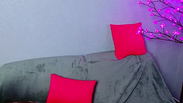 CleoBloom  online show from April 5, 5:10 pm