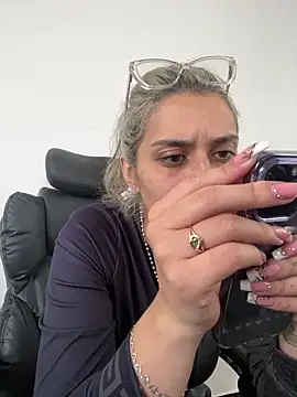 Isabella varella- online show from June 12, 2:05 pm