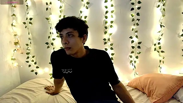 Snapshot of Naugthygamerboy chatting on June 17, 4:04 am Naugthygamerboy online show from June 17, 4:04 am