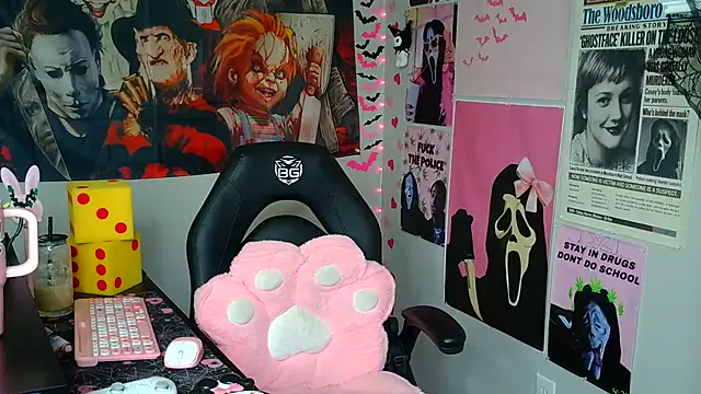 Snapshot of spookiebaddie chatting on July 29, 8:18 pm spookiebaddie online show from July 29, 8:18 pm