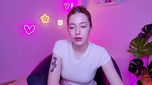 Snapshot of AmeliaCarterr chatting on April 6, 2:42 am AmeliaCarterr online show from April 6, 2:42 am