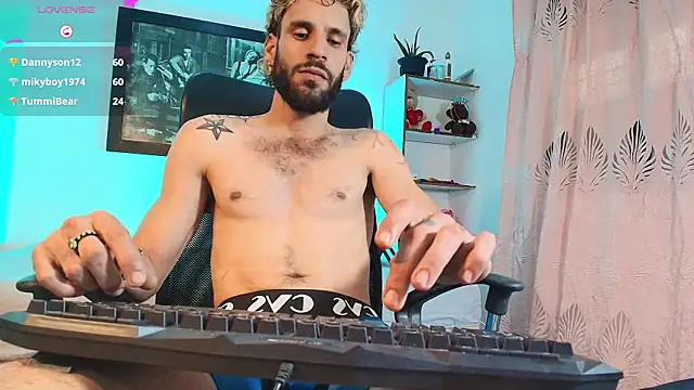 Snapshot of Axel_storm2 chatting on April 4, 2:36 pm Axel storm2 online show from April 4, 2:36 pm