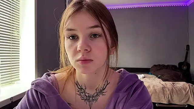 KellyRose online show from April 5, 8:11 am