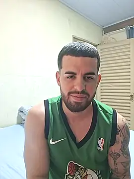 Snapshot of leoxxxgato chatting on April 4, 9:23 pm leoxxxgato online show from April 4, 9:23 pm