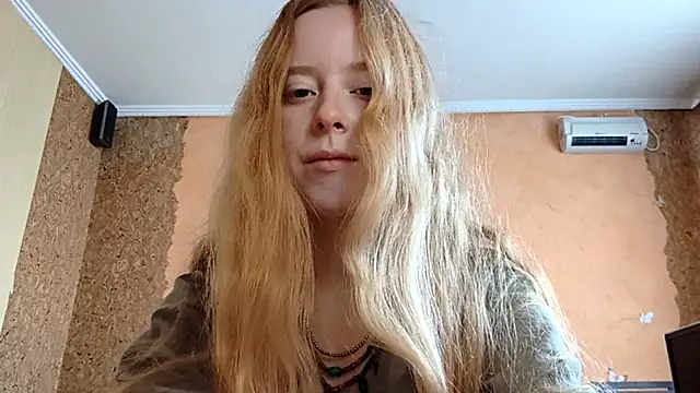 Snapshot of KateVibe_01 chatting on July 13, 12:35 am KateVibe 01 online show from July 13, 12:35 am