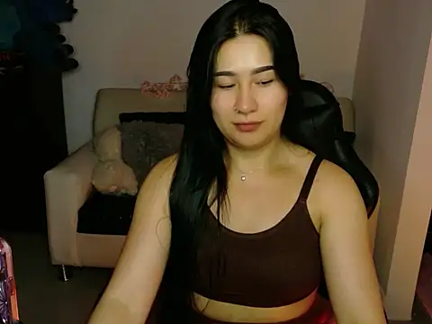 EvelynLeen  online show from April 24, 8:00 pm