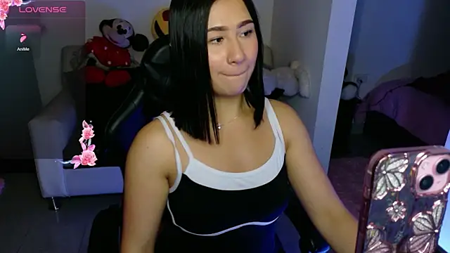 EvelynLeen  online show from May 1, 8:02 pm