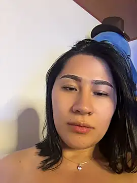 EvelynLeen  online show from May 13, 12:30 am