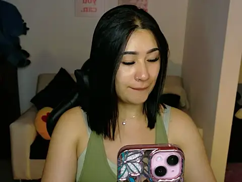 EvelynLeen  online show from May 21, 7:10 pm
