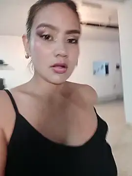 SANDY QUEEN online show from April 14, 11:44 pm