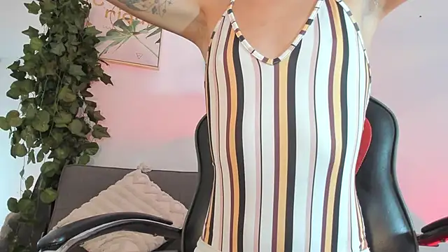 Maddie Ray online show from June 4, 2:34 pm
