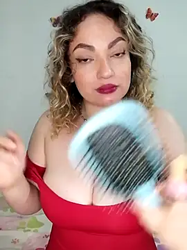 Snapshot of honey_hornie chatting on June 5, 1:23 am honey hornie online show from June 5, 1:23 am