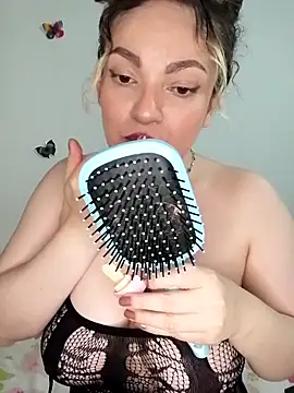 Snapshot of honey_hornie chatting on June 14, 1:36 am honey hornie online show from June 14, 1:36 am