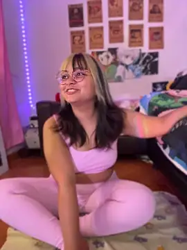 Snapshot of ZoeyDoll_ chatting on April 10, 12:43 pm ZoeyDoll online show from April 10, 12:43 pm