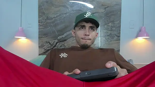 Snapshot of James-06 chatting on May 11, 11:38 am James-06 online show from May 11, 11:38 am