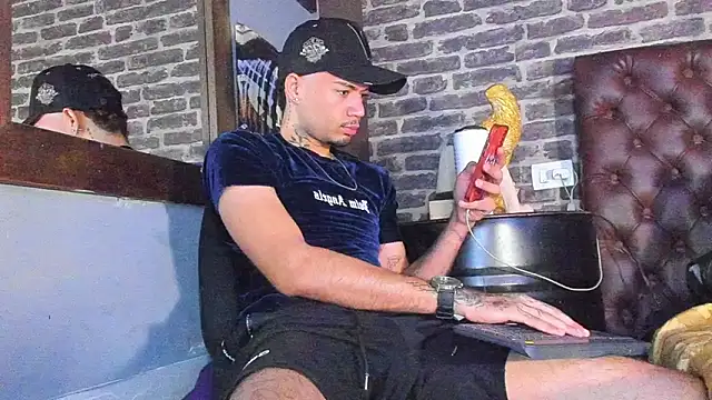 Snapshot of Daniel_huge22 chatting on June 7, 4:00 pm Daniel huge22 online show from June 7, 4:00 pm
