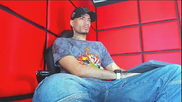 Snapshot of Daniel_huge22 chatting on June 17, 3:02 pm Daniel huge22 online show from June 17, 3:02 pm