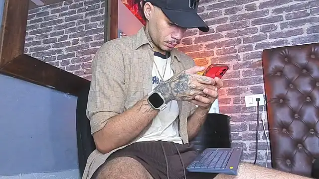 Snapshot of Daniel_huge22 chatting on June 18, 2:43 pm Daniel huge22 online show from June 18, 2:43 pm