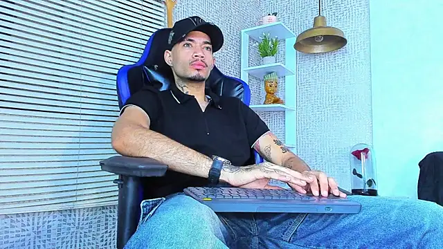 Snapshot of Daniel_huge22 chatting on June 20, 2:31 pm Daniel huge22 online show from June 20, 2:31 pm