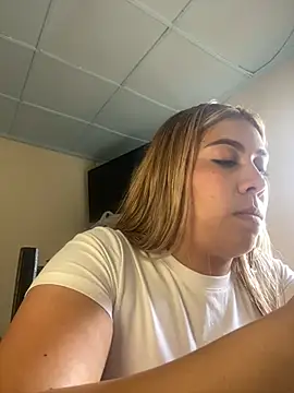 Snapshot of _BellaSmith_ chatting on July 15, 2:55 pm BellaSmith online show from July 15, 2:55 pm