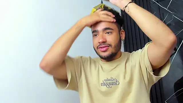 Snapshot of tyagofdef chatting on April 7, 11:26 pm tyagofdef online show from April 7, 11:26 pm