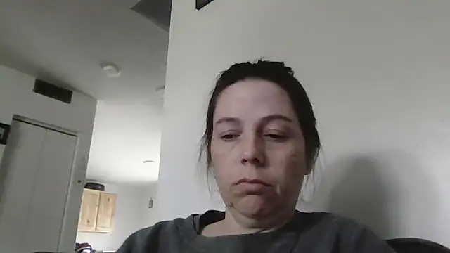 Snapshot of lily1982 chatting on May 8, 7:19 pm lily1982 online show from May 8, 7:19 pm