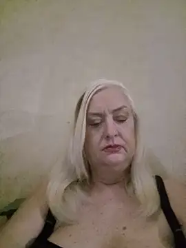 Snapshot of Julia20X chatting on June 10, 11:42 am Julia20X online show from June 10, 11:42 am