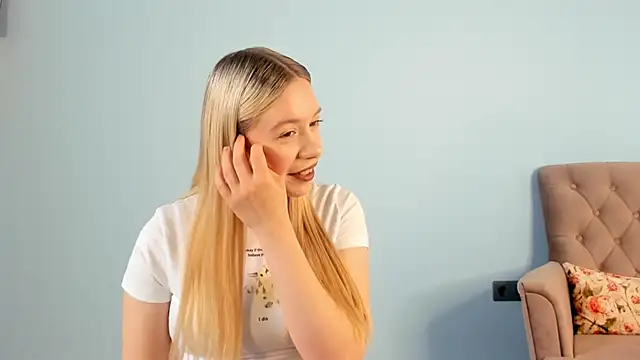 Snapshot of TrenaCavitt chatting on April 10, 6:18 am TrenaCavitt online show from April 10, 6:18 am