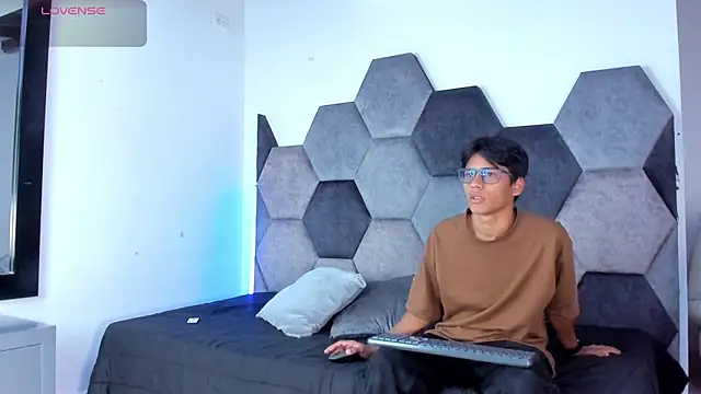 Snapshot of LiamKron chatting on April 9, 11:37 am LiamKron online show from April 9, 11:37 am