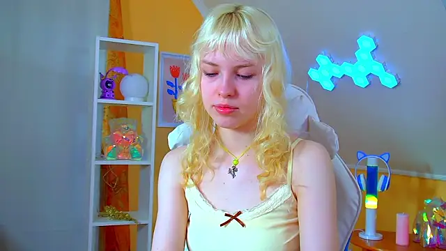 HannahHollis online show from June 17, 6:16 am