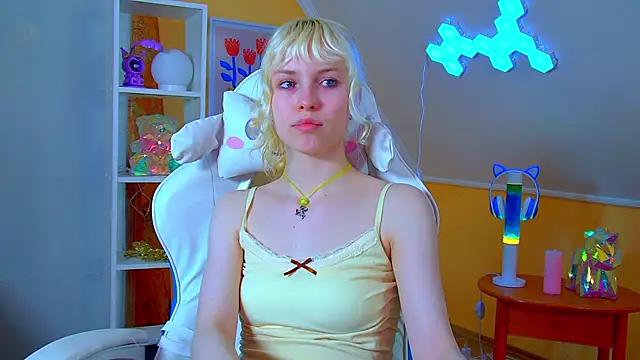 HannahHollis online show from June 17, 6:20 pm