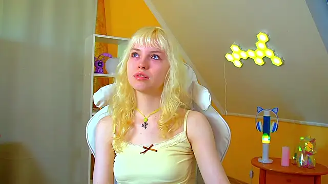 HannahHollis online show from June 25, 6:18 am