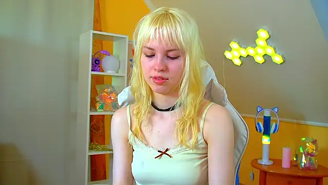 HannahHollis online show from June 28, 6:19 am