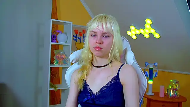 HannahHollis online show from July 1, 6:26 am
