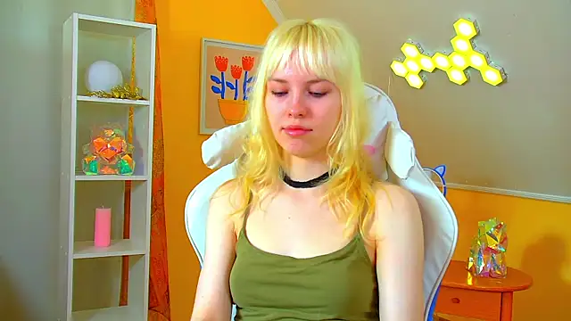 HannahHollis online show from July 5, 6:53 am