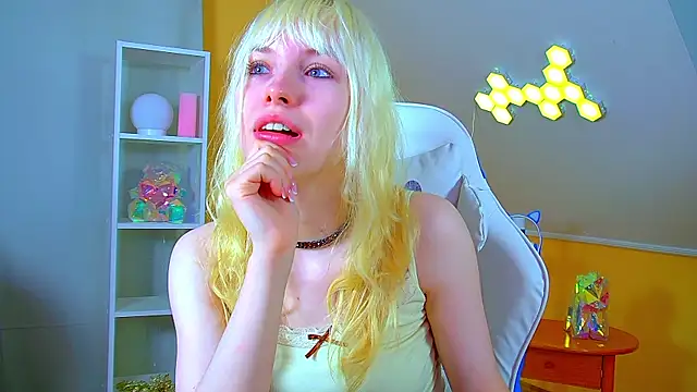 HannahHollis online show from July 8, 6:18 am
