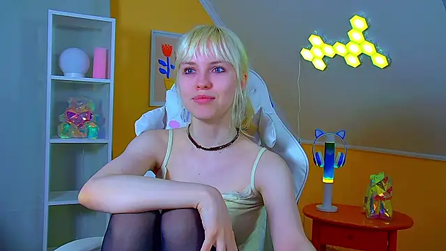 HannahHollis online show from July 9, 6:23 pm
