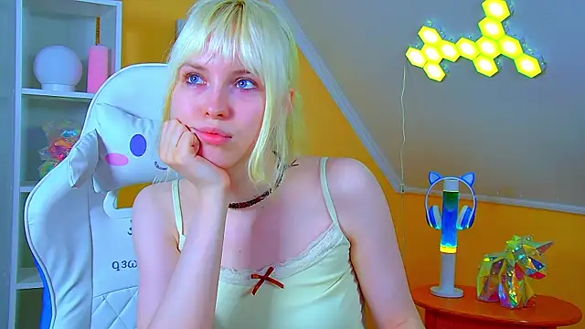 HannahHollis online show from July 12, 6:21 pm