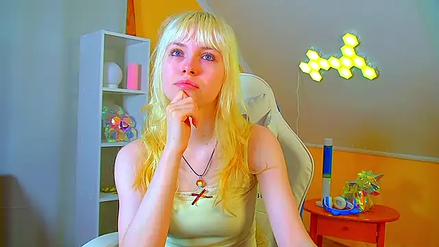 HannahHollis online show from July 15, 6:07 am