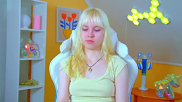 HannahHollis online show from July 19, 6:17 am