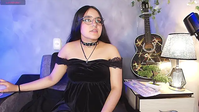 Snapshot of ambar__devon chatting on April 9, 8:14 pm ambar devon online show from April 9, 8:14 pm