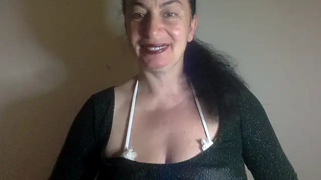 Snapshot of Lizzaa80 chatting on June 11, 6:17 pm Lizzaa80 online show from June 11, 6:17 pm